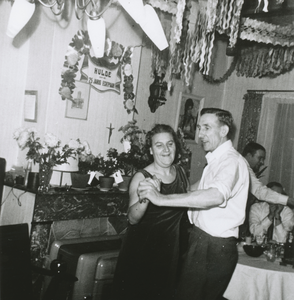 875603 Portret van Kees Bronius en Connie Bronius-Verburgh, dansend tijdens de viering van hun 25-jarig huwelijksfeest ...